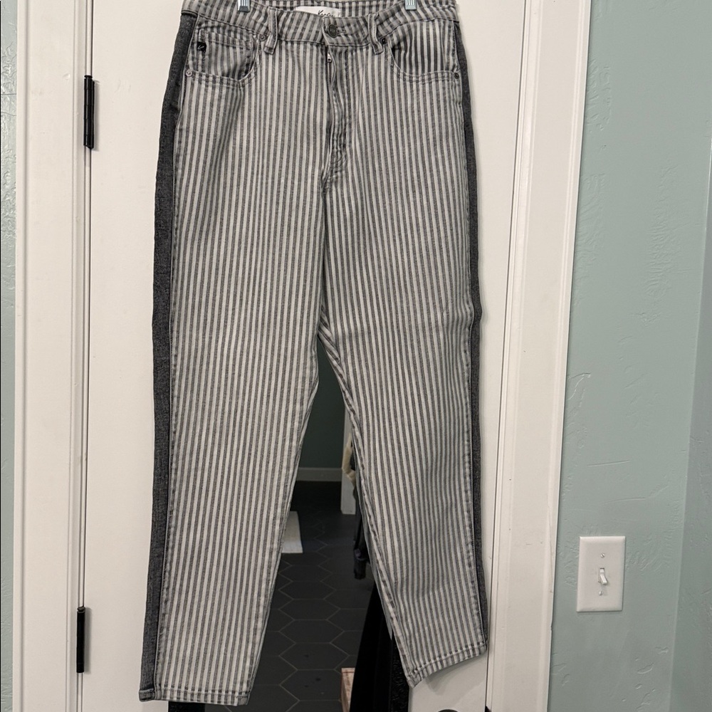 KanCan Kristin slim high rise- grey and White Striped Jeans size 13/30